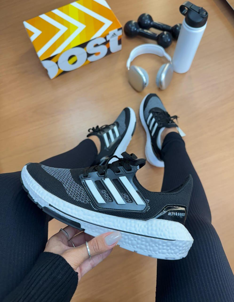 AD UltraBoost preto